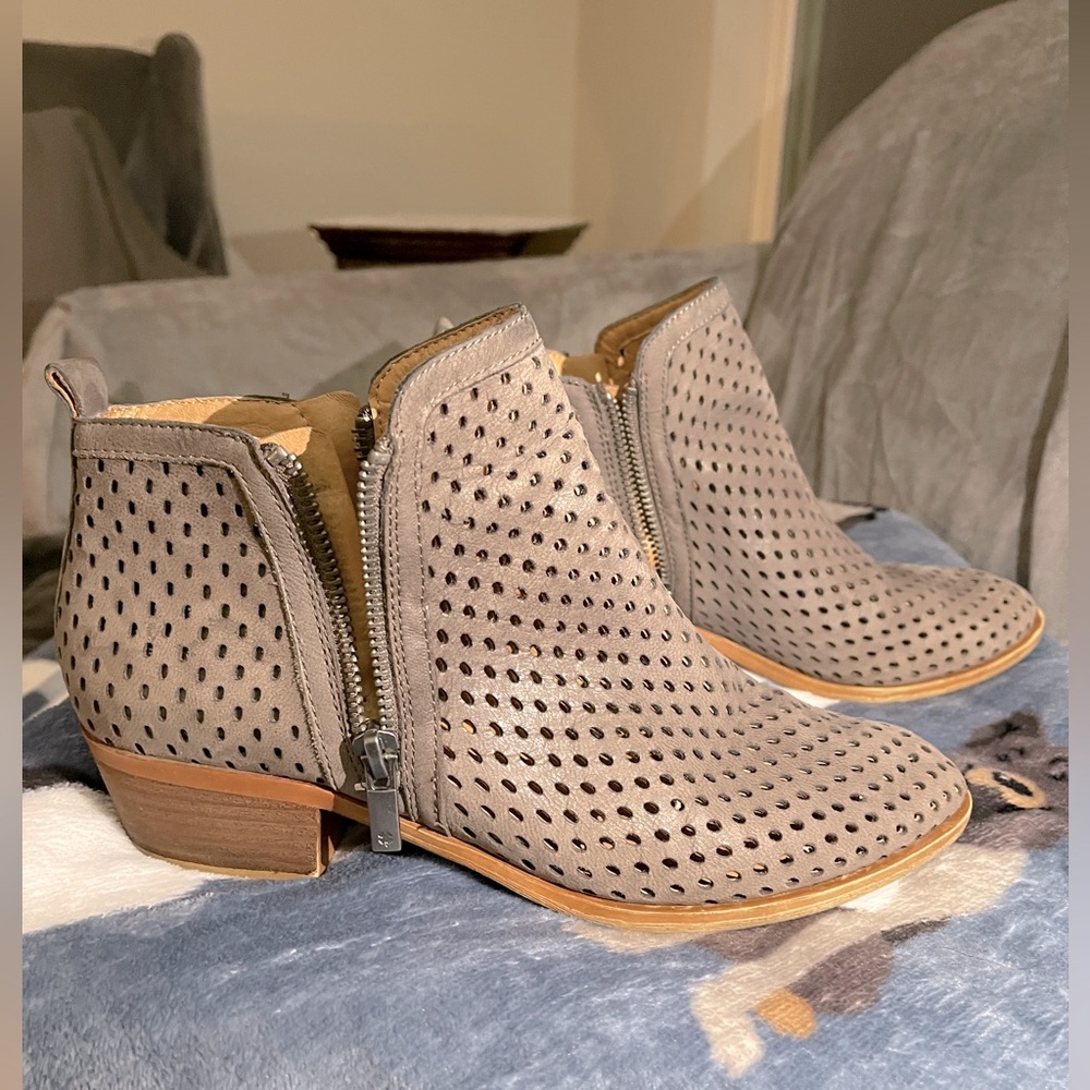 Sz 8M Lucky Brand Gray Leather Bootie, Dual Zip